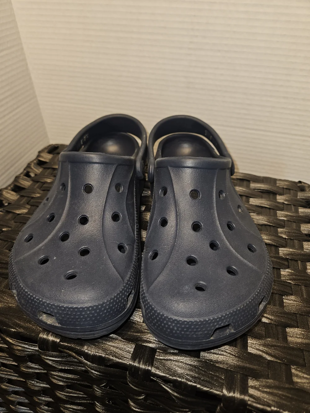 CROCS Classic Navy Vented Slip-On Clogs Mens 6 Womens 8
